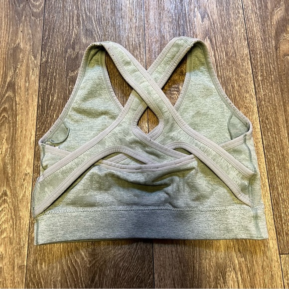 Medium gymshark bra - Picture 2 of 3